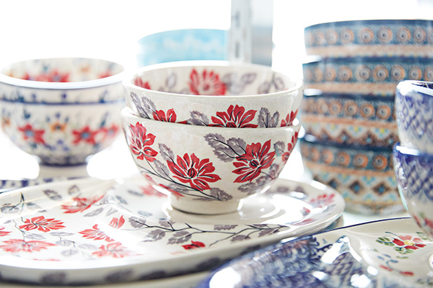Local Polish Pottery Shop Sells Patterns Owned by British Royal Family